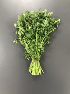 En cuisine : Tout comme le cerfeuil annuel, le cerfeuil musqu&eacute; aromatise de nombreux plats : des salades, le fromage frais, les omelettes, les... 