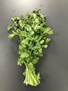 En cuisine : Les feuilles accompagnent les soupes, les tajines, le couscous, les rago&ucirc;ts, certains poissons, les salades, les l&eacute;gumes et... 