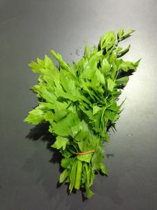 En cuisine : La liv&egrave;che accompagne les soupes, les rago&ucirc;ts, les crudit&eacute;s et les salades, le pot-au-feu ou les pommes de terre, et... 